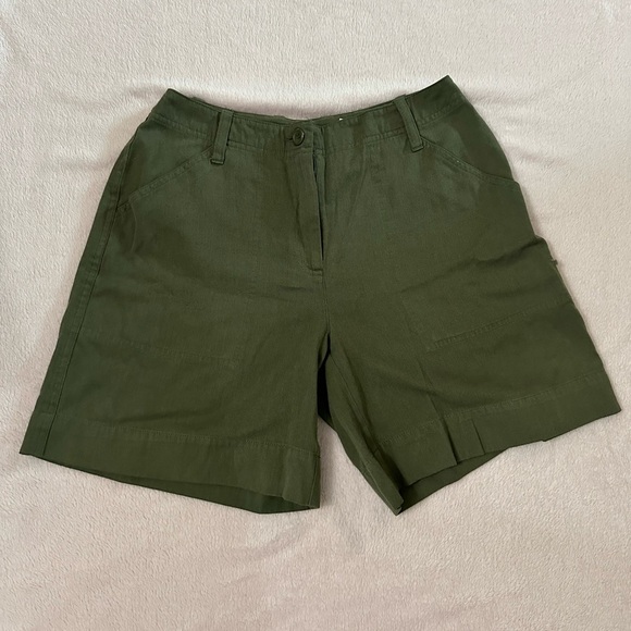 Petite Green 90s cotton shorts 
Size 4 - Picture 1 of 3
